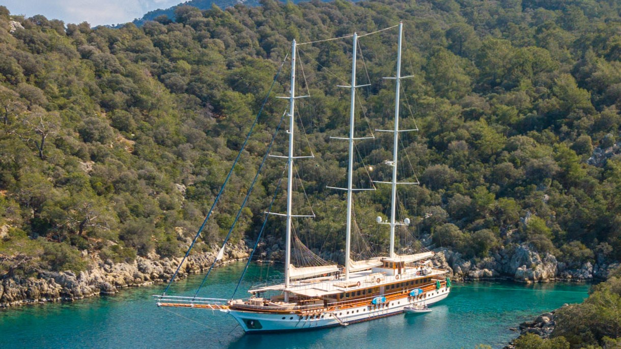 Admiral / At Anchorage